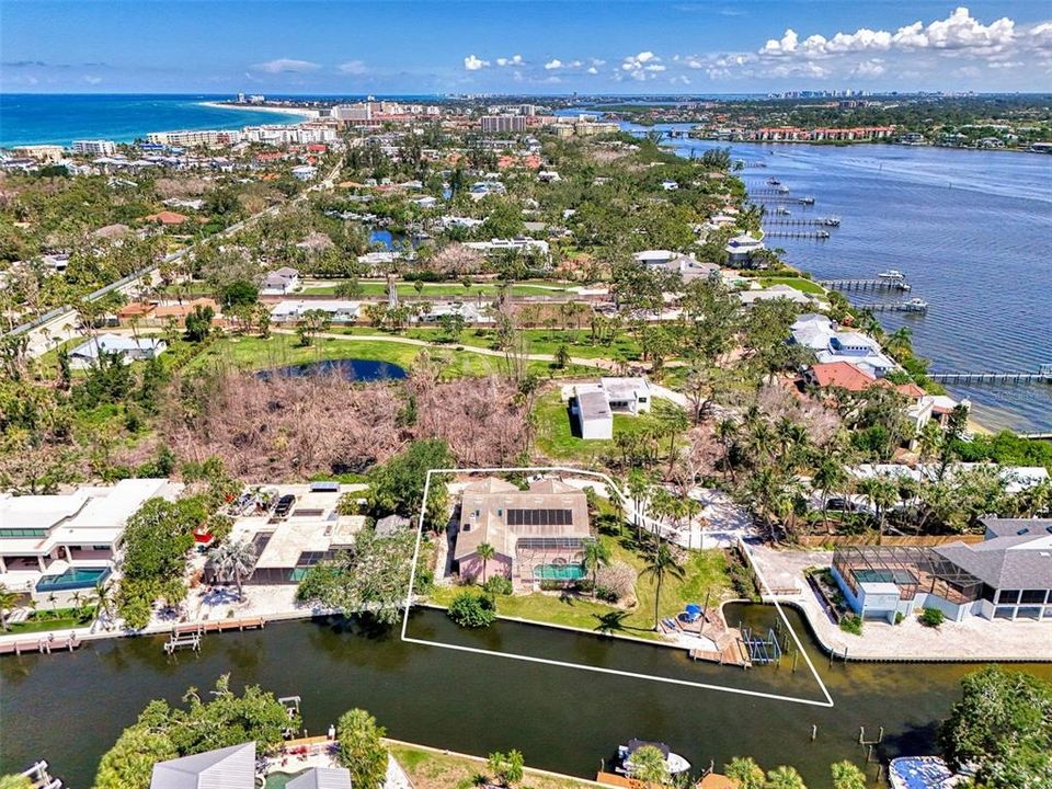 Под контрактом: $1,850,000 (3 спален, 2 ванн, 2522 Квадратных фут)