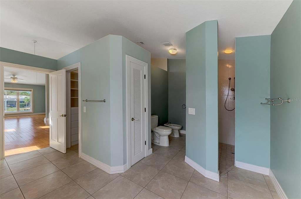 Под контрактом: $1,850,000 (3 спален, 2 ванн, 2522 Квадратных фут)