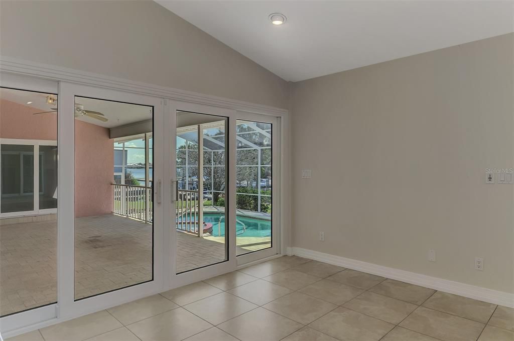 Под контрактом: $1,850,000 (3 спален, 2 ванн, 2522 Квадратных фут)