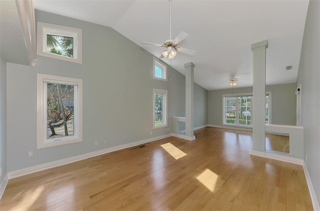 Под контрактом: $1,850,000 (3 спален, 2 ванн, 2522 Квадратных фут)