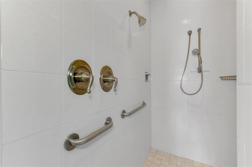 Под контрактом: $1,850,000 (3 спален, 2 ванн, 2522 Квадратных фут)