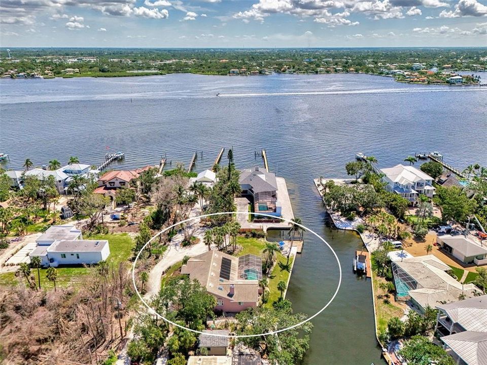 Под контрактом: $1,850,000 (3 спален, 2 ванн, 2522 Квадратных фут)