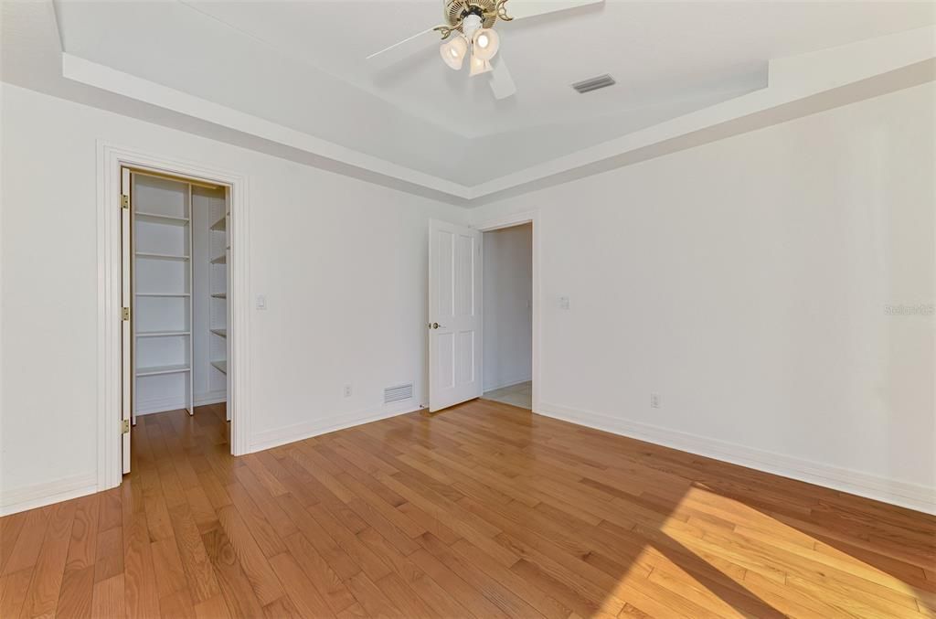 Под контрактом: $1,850,000 (3 спален, 2 ванн, 2522 Квадратных фут)