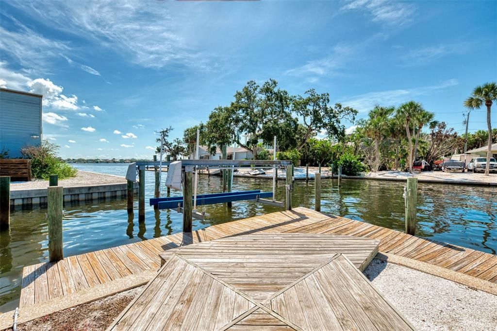 Под контрактом: $1,850,000 (3 спален, 2 ванн, 2522 Квадратных фут)