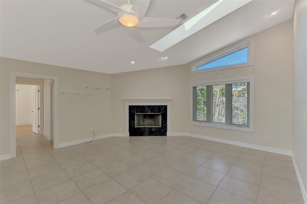 Под контрактом: $1,850,000 (3 спален, 2 ванн, 2522 Квадратных фут)