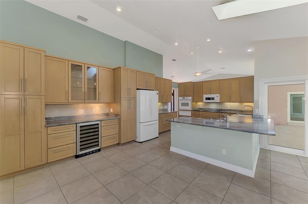 Под контрактом: $1,850,000 (3 спален, 2 ванн, 2522 Квадратных фут)