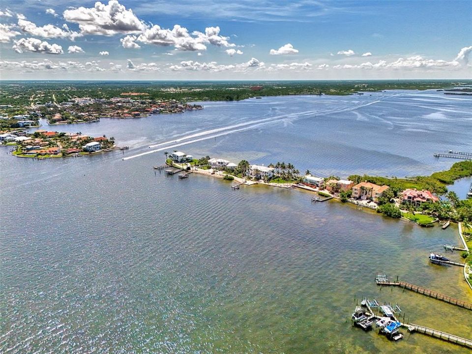 Под контрактом: $1,850,000 (3 спален, 2 ванн, 2522 Квадратных фут)