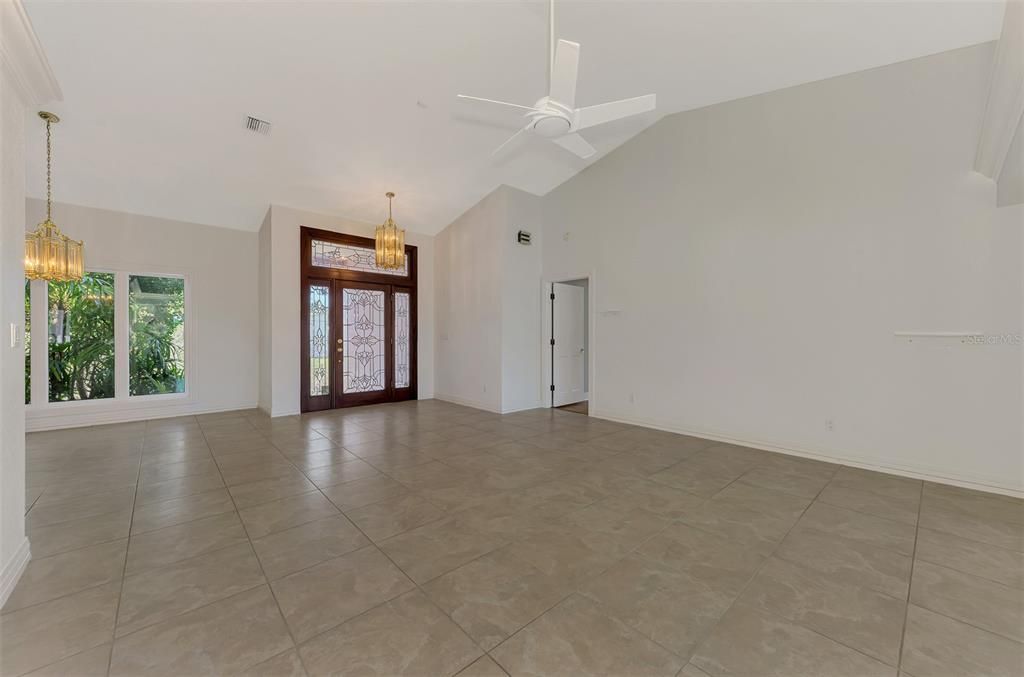 Под контрактом: $1,850,000 (3 спален, 2 ванн, 2522 Квадратных фут)