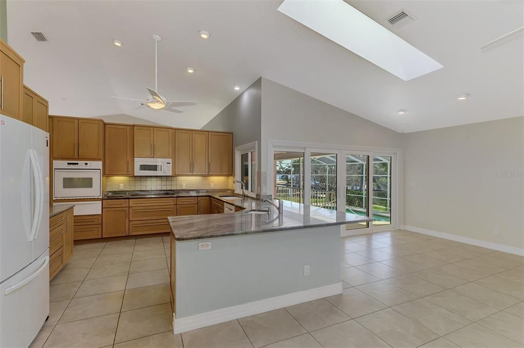 Под контрактом: $1,850,000 (3 спален, 2 ванн, 2522 Квадратных фут)