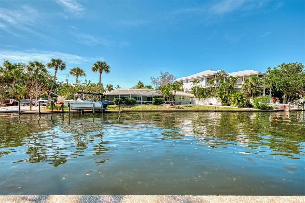 Под контрактом: $1,850,000 (3 спален, 2 ванн, 2522 Квадратных фут)