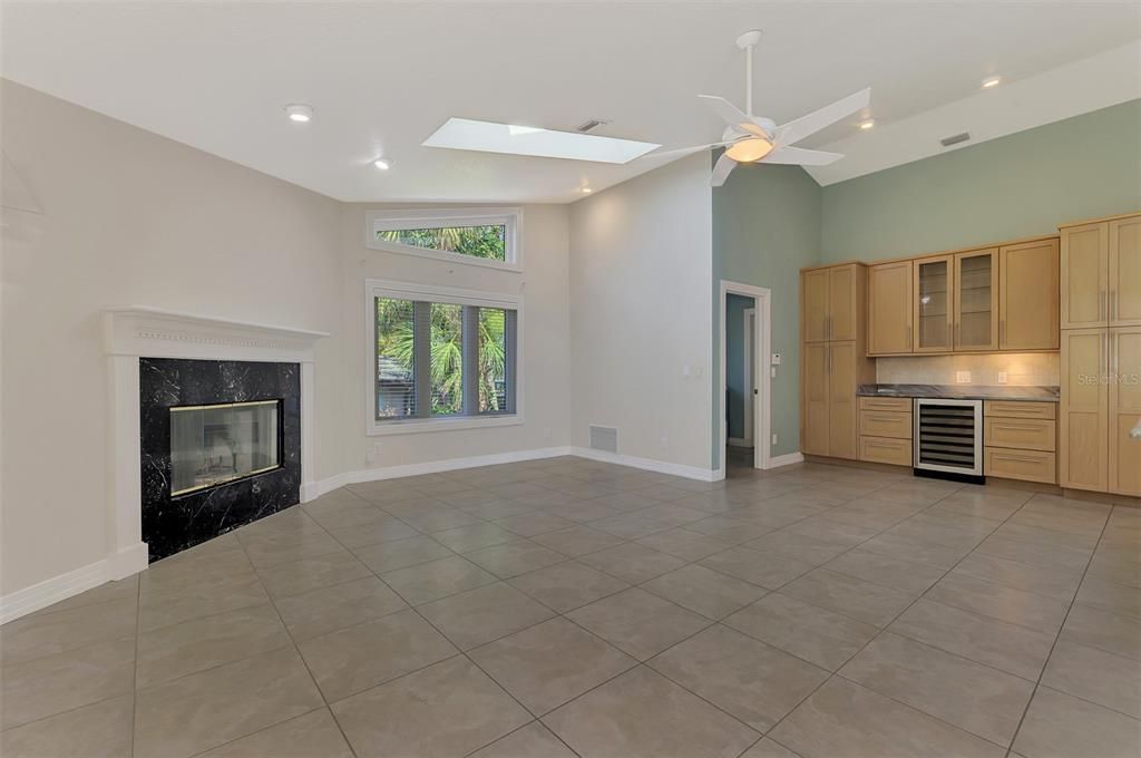 Под контрактом: $1,850,000 (3 спален, 2 ванн, 2522 Квадратных фут)