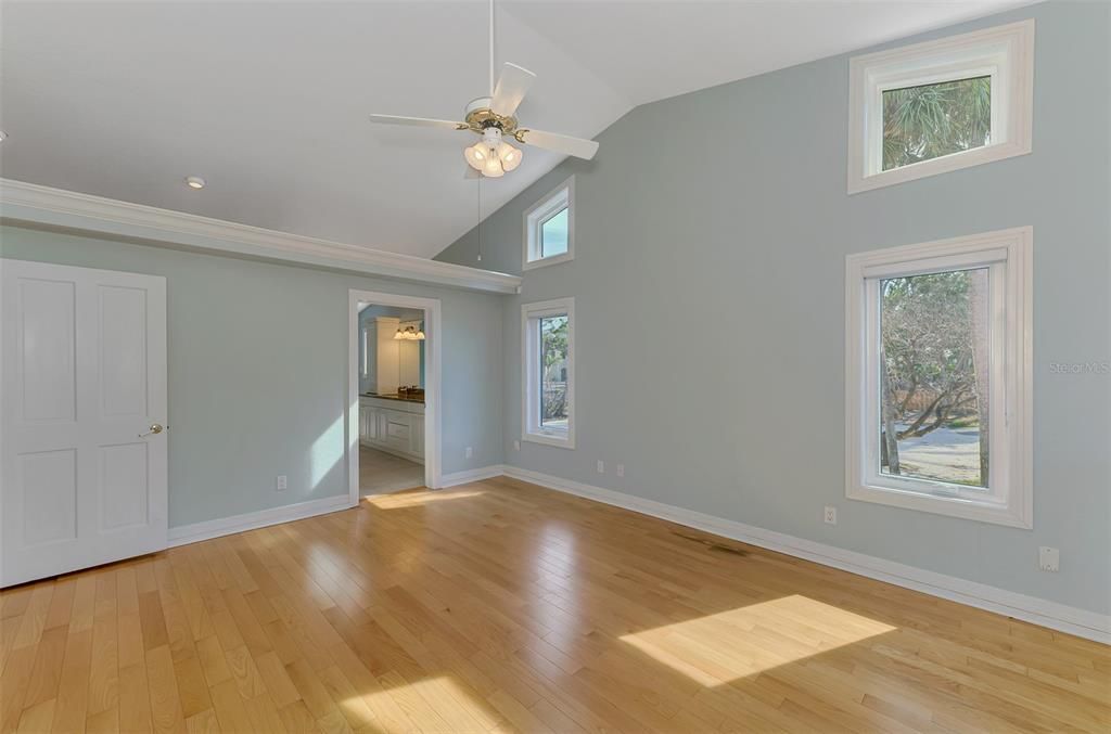 Под контрактом: $1,850,000 (3 спален, 2 ванн, 2522 Квадратных фут)