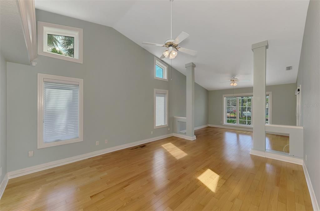 Под контрактом: $1,850,000 (3 спален, 2 ванн, 2522 Квадратных фут)