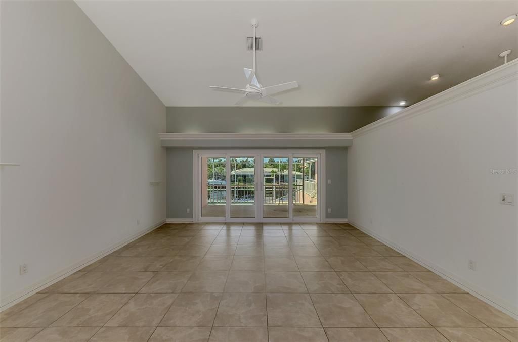 Под контрактом: $1,850,000 (3 спален, 2 ванн, 2522 Квадратных фут)