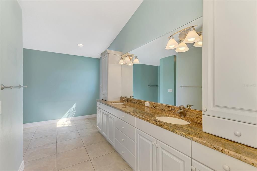 Под контрактом: $1,850,000 (3 спален, 2 ванн, 2522 Квадратных фут)