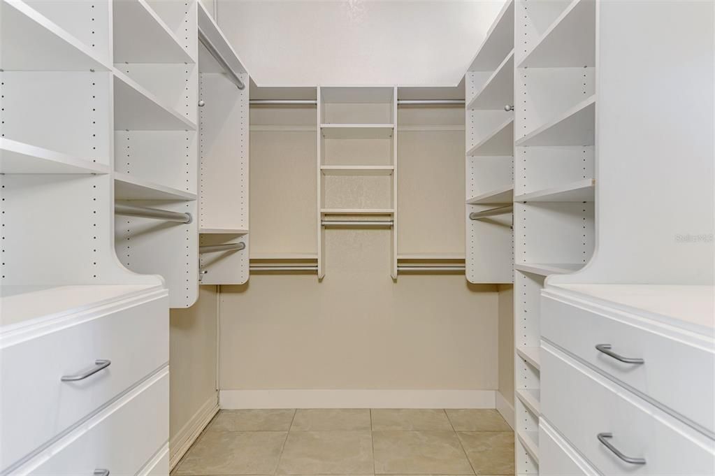 Под контрактом: $1,850,000 (3 спален, 2 ванн, 2522 Квадратных фут)