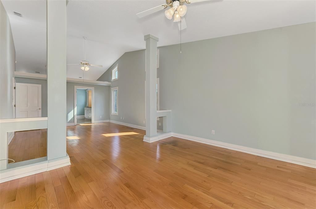 Под контрактом: $1,850,000 (3 спален, 2 ванн, 2522 Квадратных фут)