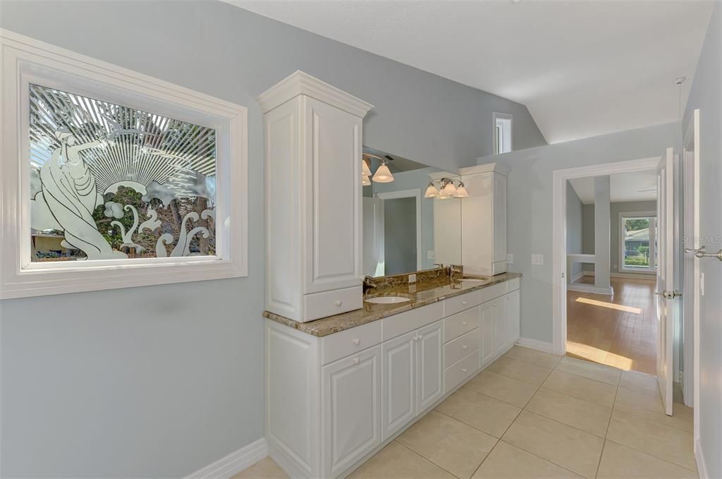 Под контрактом: $1,850,000 (3 спален, 2 ванн, 2522 Квадратных фут)