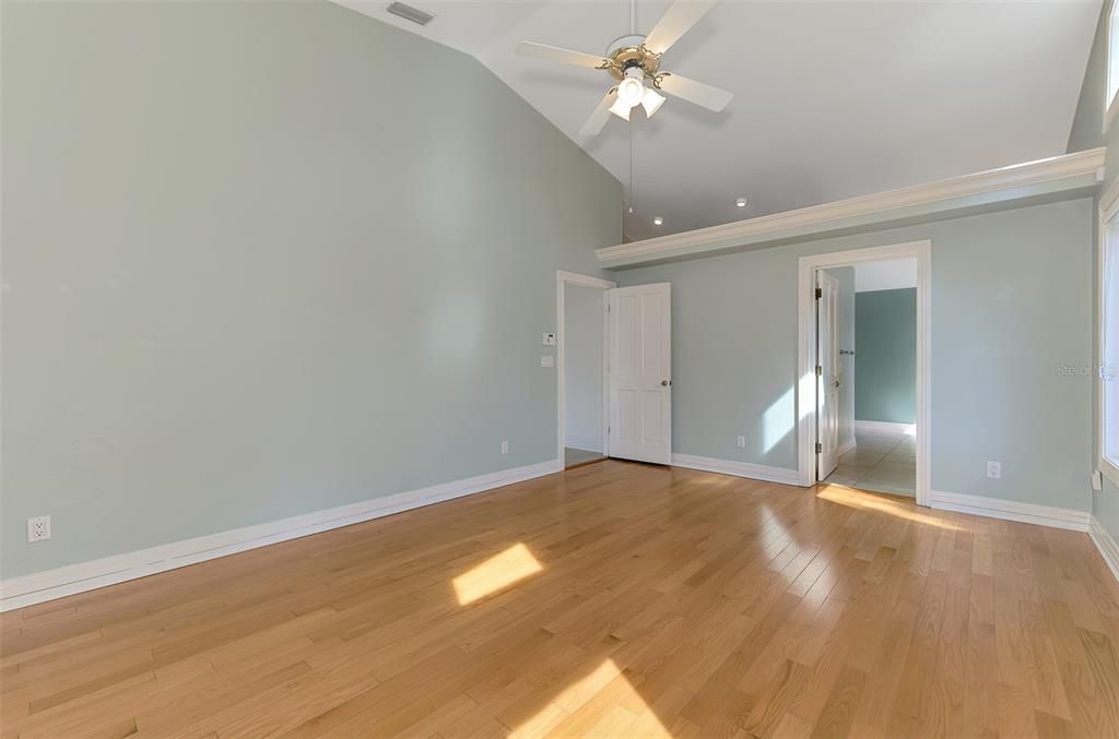 Под контрактом: $1,850,000 (3 спален, 2 ванн, 2522 Квадратных фут)