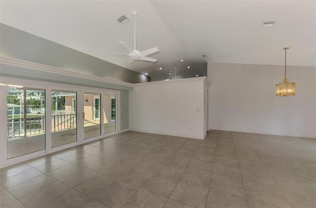 Под контрактом: $1,850,000 (3 спален, 2 ванн, 2522 Квадратных фут)