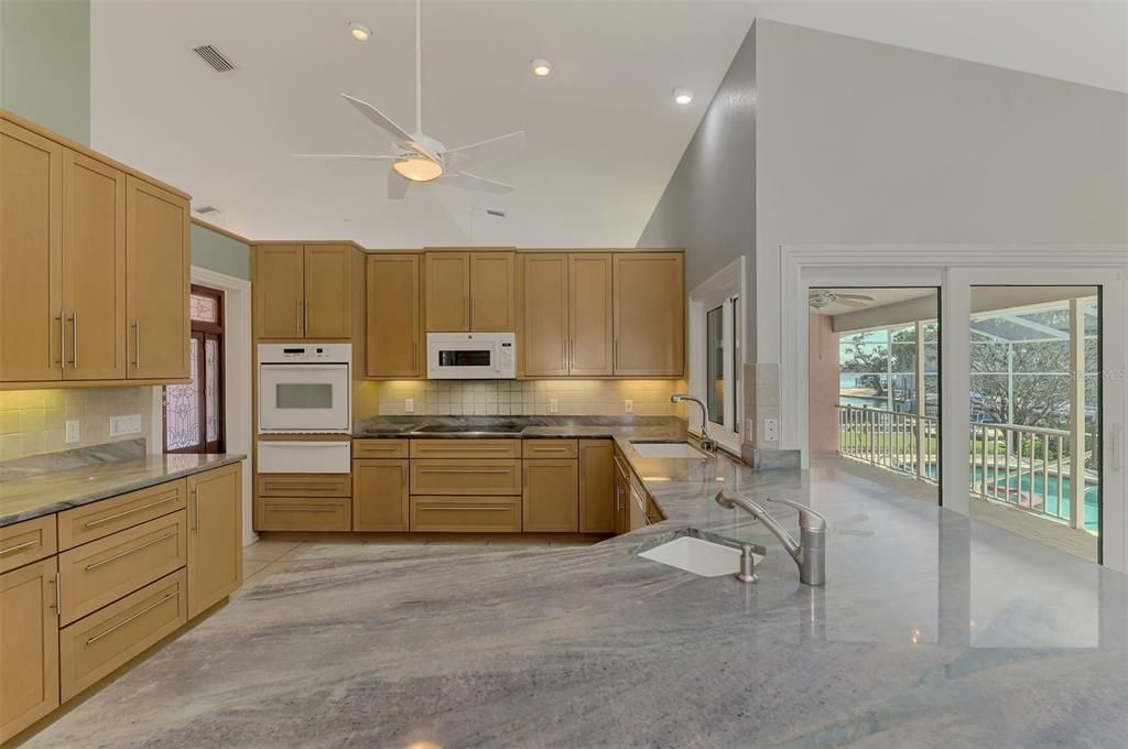 Под контрактом: $1,850,000 (3 спален, 2 ванн, 2522 Квадратных фут)