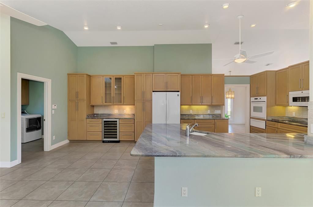 Под контрактом: $1,850,000 (3 спален, 2 ванн, 2522 Квадратных фут)