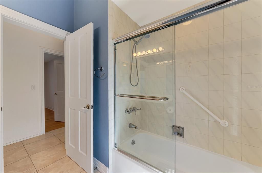 Под контрактом: $1,850,000 (3 спален, 2 ванн, 2522 Квадратных фут)