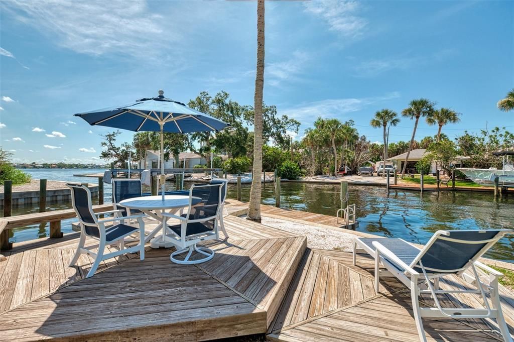 Под контрактом: $1,850,000 (3 спален, 2 ванн, 2522 Квадратных фут)