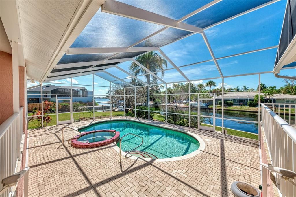 Под контрактом: $1,850,000 (3 спален, 2 ванн, 2522 Квадратных фут)