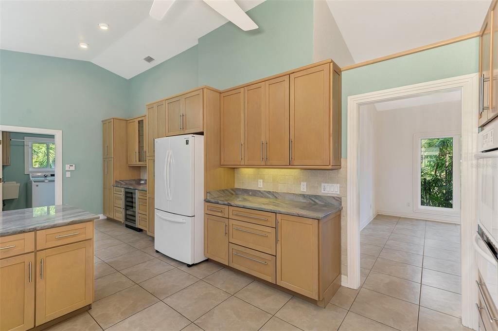 Под контрактом: $1,850,000 (3 спален, 2 ванн, 2522 Квадратных фут)