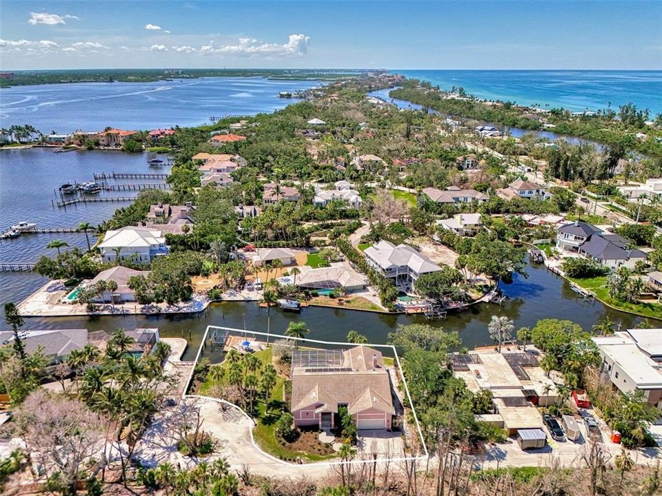 Под контрактом: $1,850,000 (3 спален, 2 ванн, 2522 Квадратных фут)