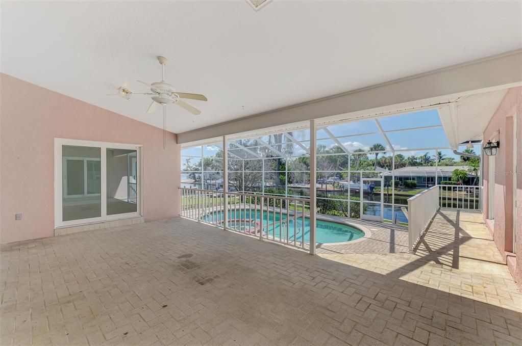 Под контрактом: $1,850,000 (3 спален, 2 ванн, 2522 Квадратных фут)