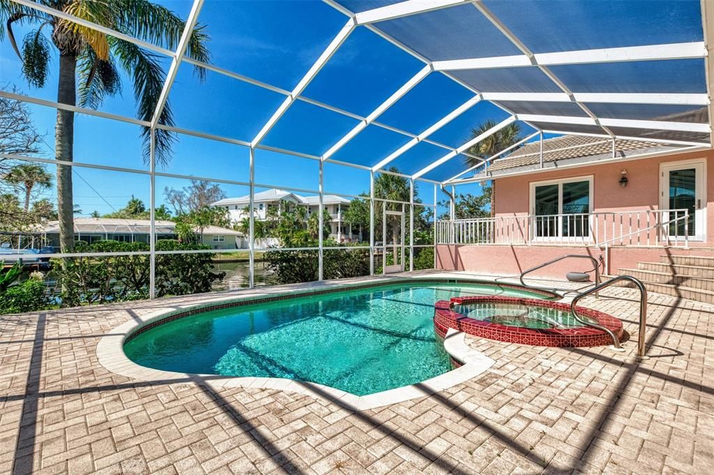 Под контрактом: $1,850,000 (3 спален, 2 ванн, 2522 Квадратных фут)