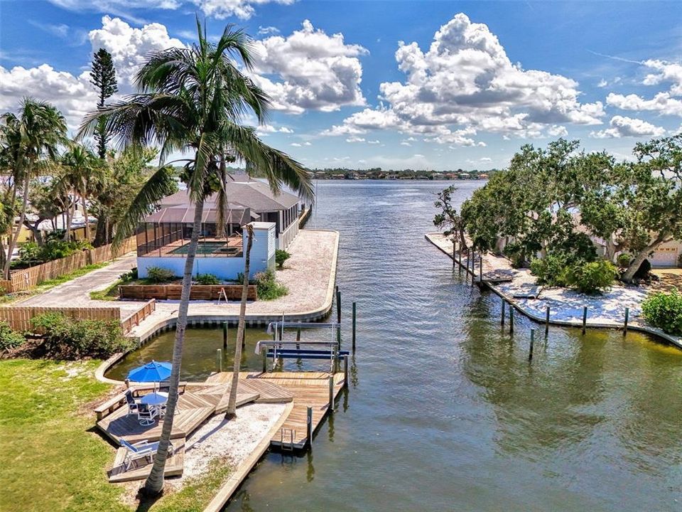 Под контрактом: $1,850,000 (3 спален, 2 ванн, 2522 Квадратных фут)