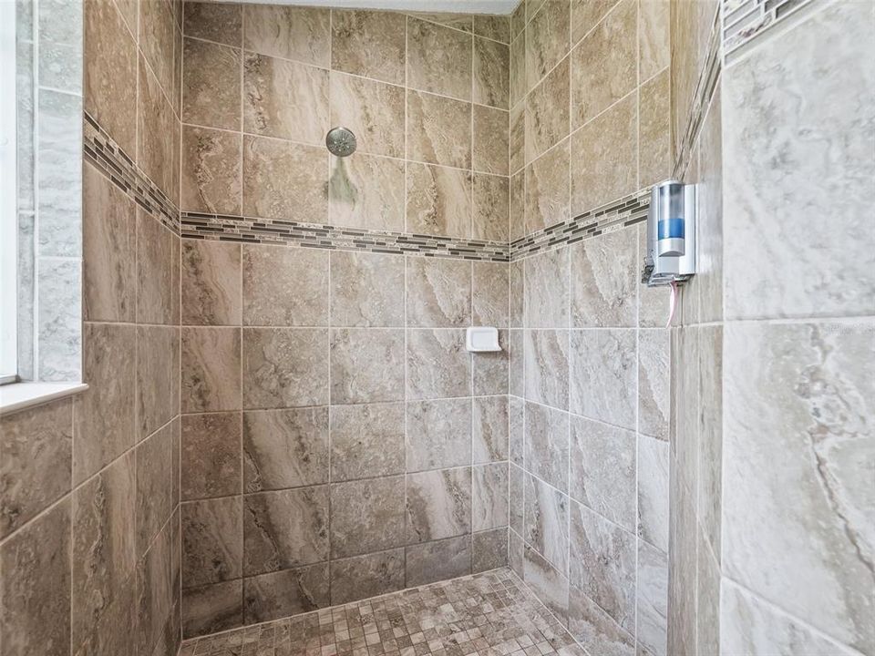 En Venta: $699,000 (4 camas, 2 baños, 2359 Pies cuadrados)