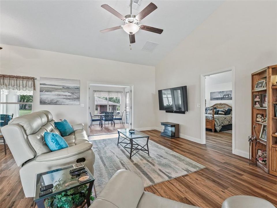 En Venta: $699,000 (4 camas, 2 baños, 2359 Pies cuadrados)