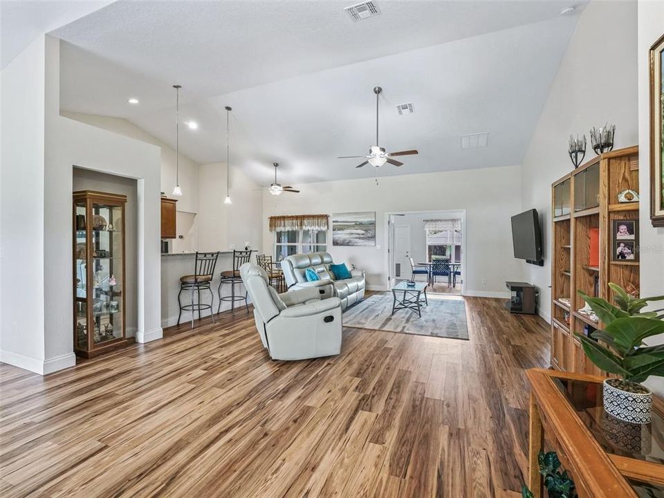 En Venta: $699,000 (4 camas, 2 baños, 2359 Pies cuadrados)