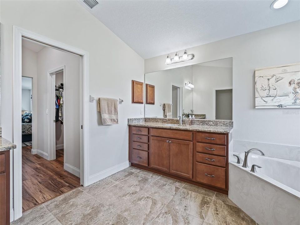 En Venta: $699,000 (4 camas, 2 baños, 2359 Pies cuadrados)