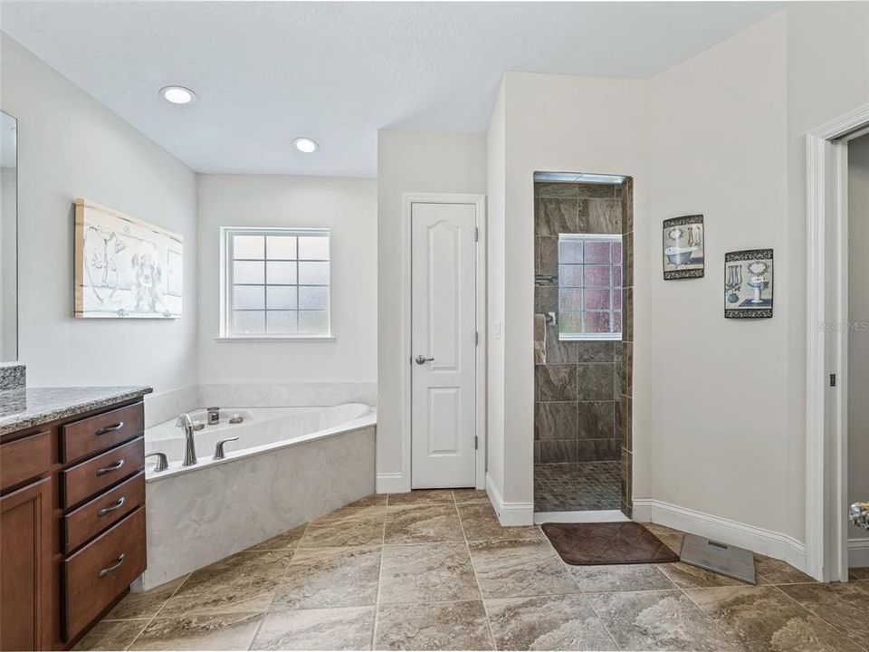 En Venta: $699,000 (4 camas, 2 baños, 2359 Pies cuadrados)