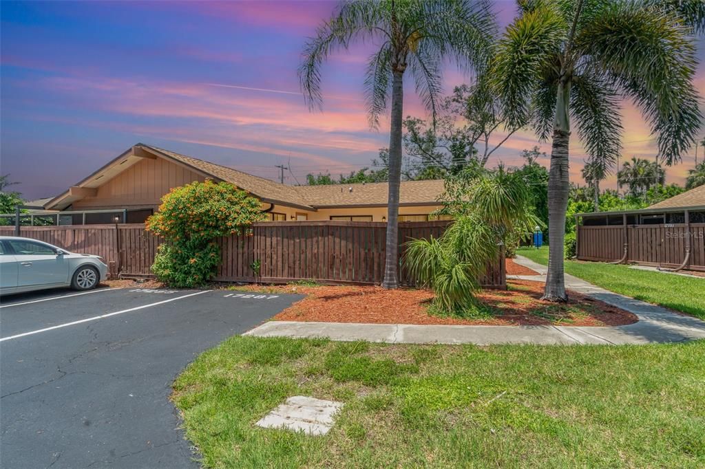 For Sale: $179,999 (2 beds, 1 baths, 1006 Square Feet)