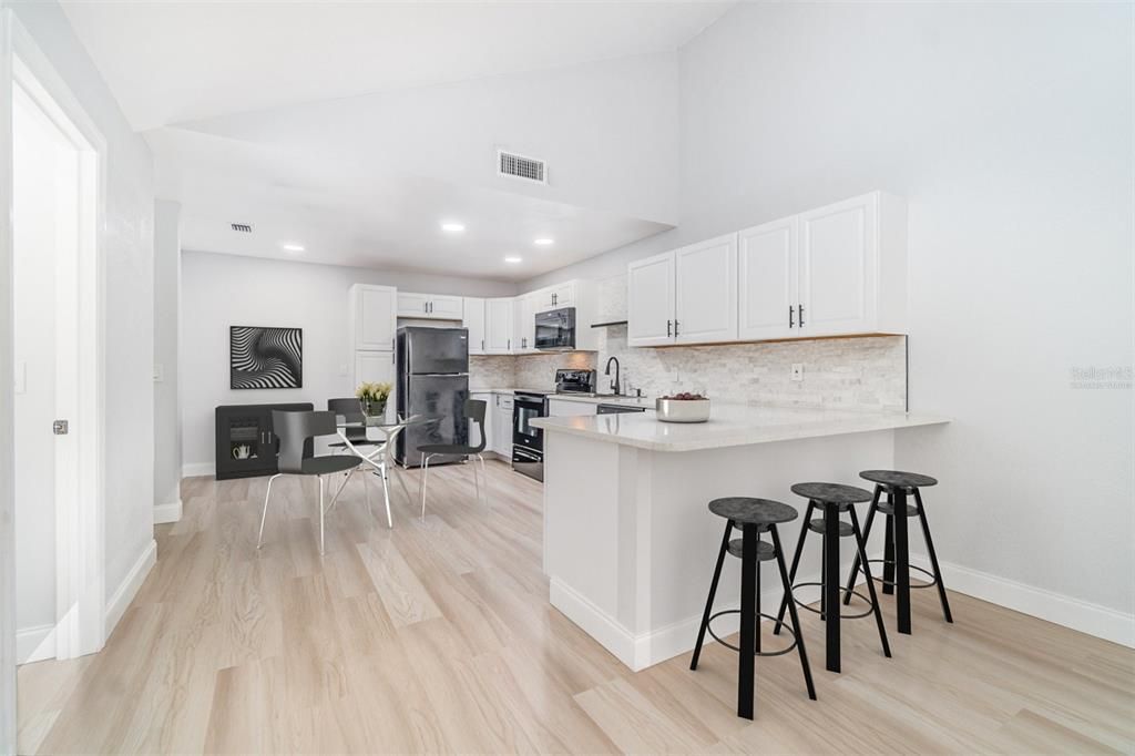 For Sale: $179,999 (2 beds, 1 baths, 1006 Square Feet)