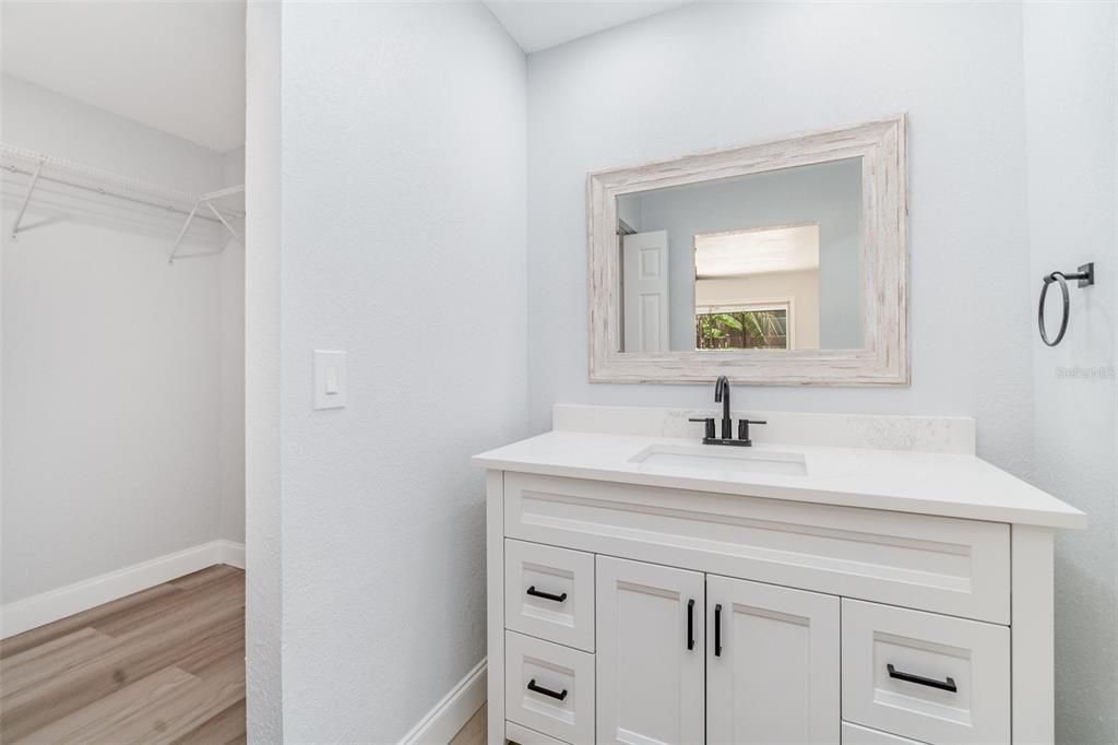 For Sale: $179,999 (2 beds, 1 baths, 1006 Square Feet)