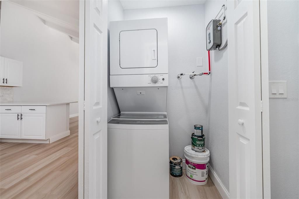 For Sale: $179,999 (2 beds, 1 baths, 1006 Square Feet)