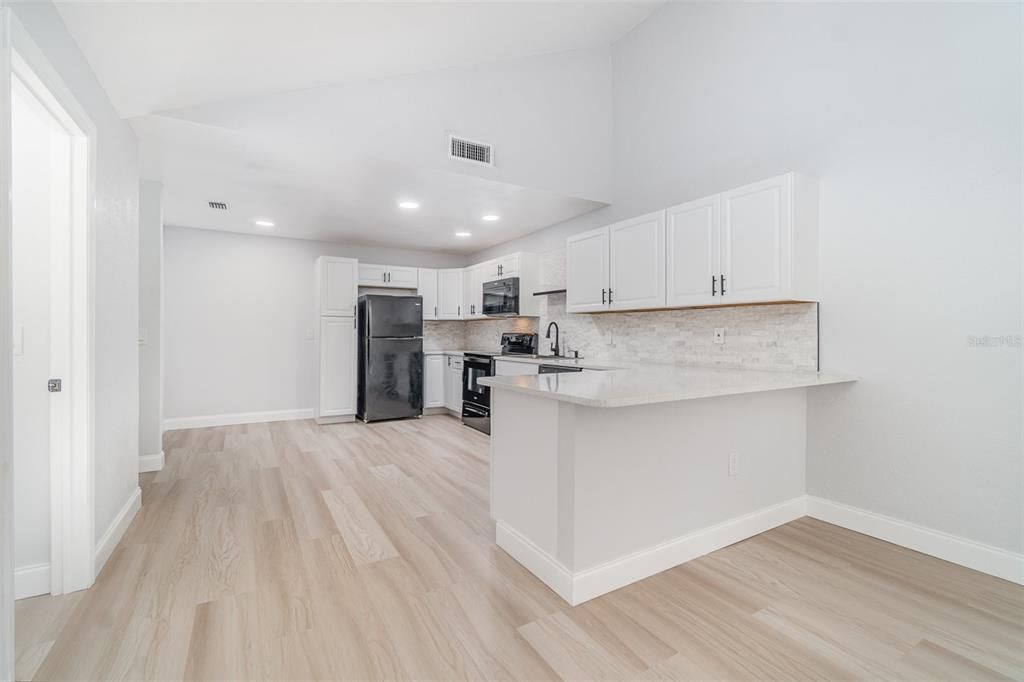 For Sale: $179,999 (2 beds, 1 baths, 1006 Square Feet)