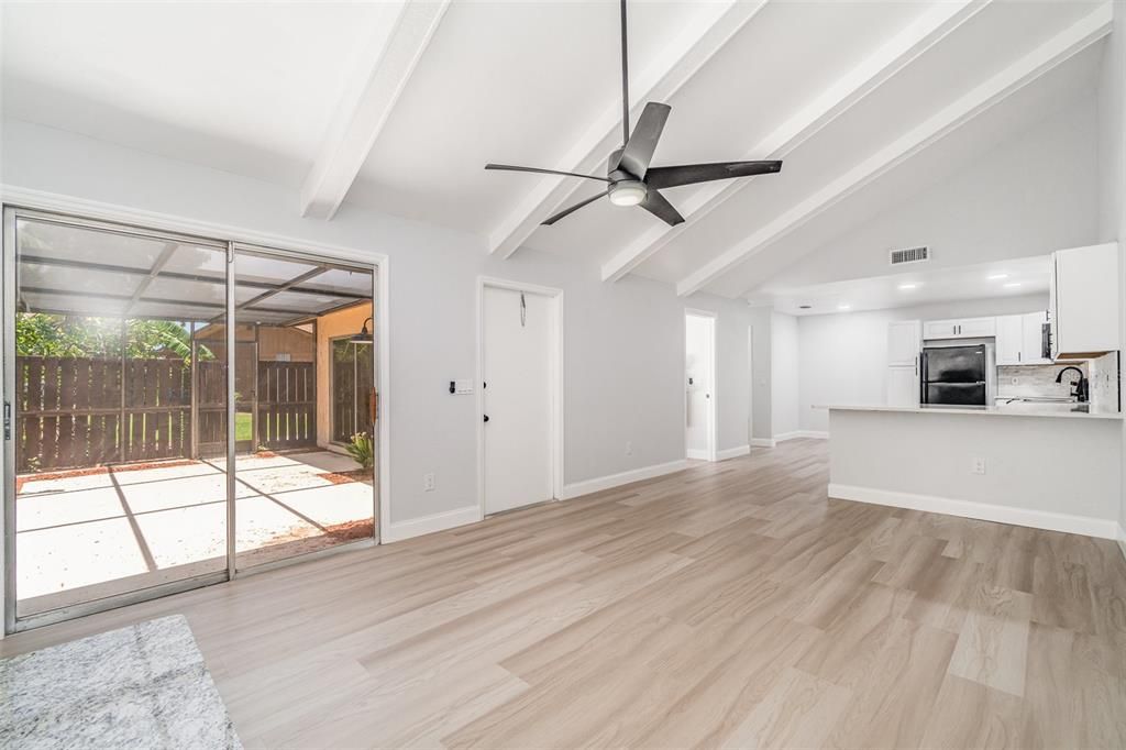 For Sale: $179,999 (2 beds, 1 baths, 1006 Square Feet)