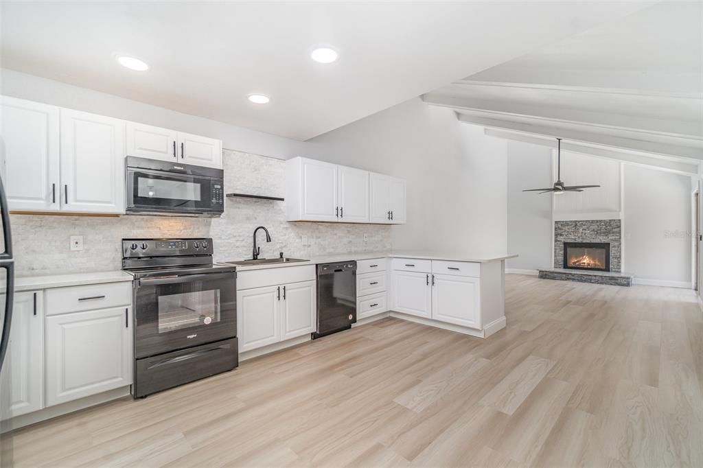 For Sale: $179,999 (2 beds, 1 baths, 1006 Square Feet)