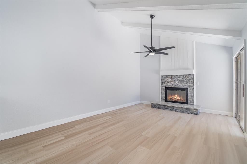 For Sale: $179,999 (2 beds, 1 baths, 1006 Square Feet)