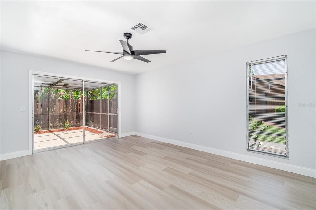 For Sale: $179,999 (2 beds, 1 baths, 1006 Square Feet)