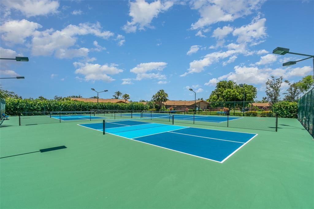 For Sale: $179,999 (2 beds, 1 baths, 1006 Square Feet)