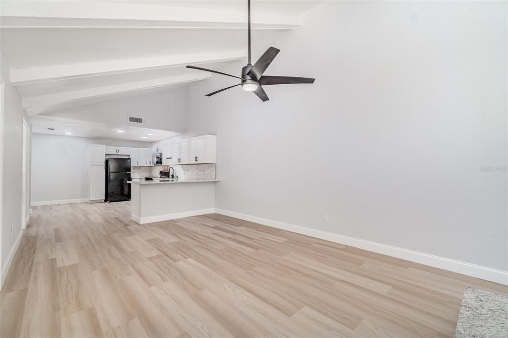 For Sale: $179,999 (2 beds, 1 baths, 1006 Square Feet)